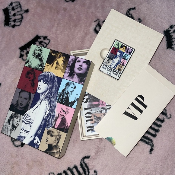 Taylor Swift, the Eris tour VIP mini box package - Picture 1 of 5